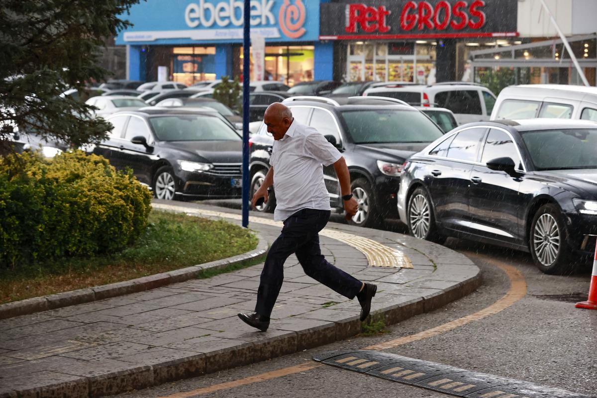 Ankara'da fırtına ve sağanak hayatı fel&ccedil; etti
