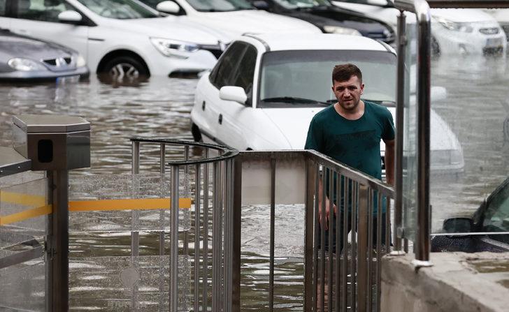 Ankara'da fırtına ve sağanak hayatı felç etti G3
