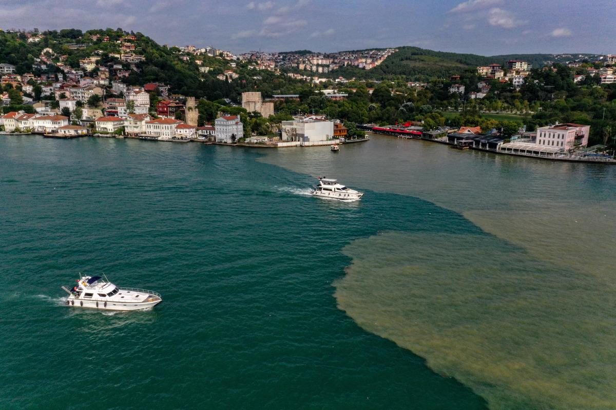 İstanbul Boğazı sağanak yağışın ardından renk değiştirdi