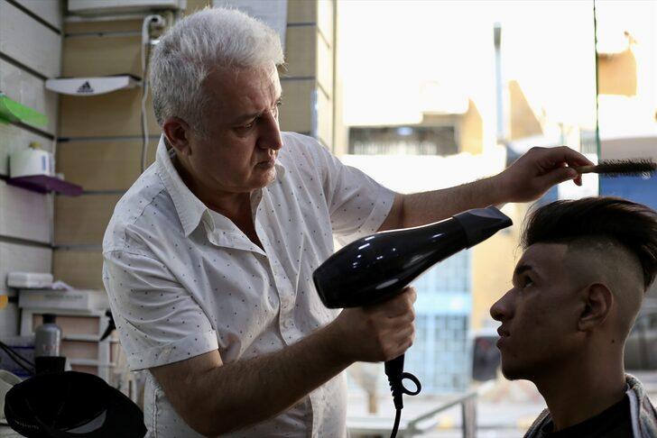 Defalarca konsolosluktan arayıp dönmesini istediler, roketler düşerken bile ayrılmadı! Bir ülke o berberi konuşuyor G1