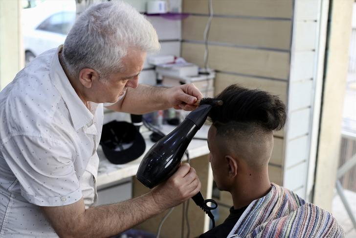 Defalarca konsolosluktan arayıp dönmesini istediler, roketler düşerken bile ayrılmadı! Bir ülke o berberi konuşuyor G3