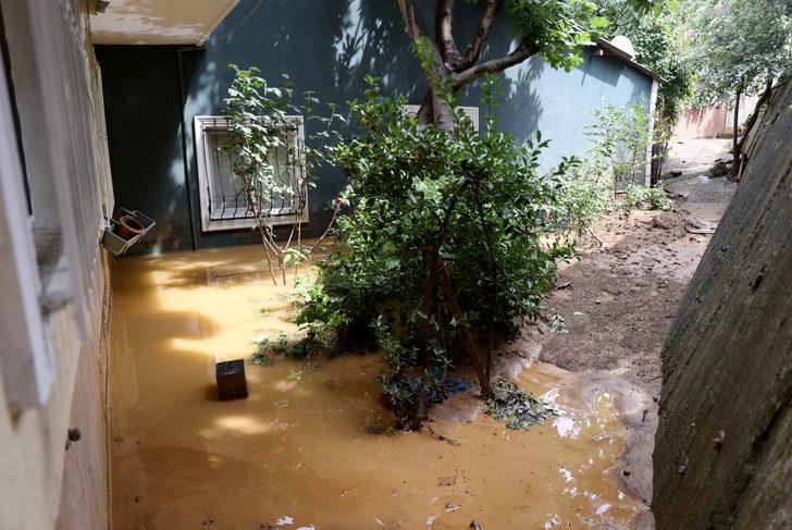 Sağanak, İstanbul'da bazı ev ve araçlarda hasara neden oldu G1