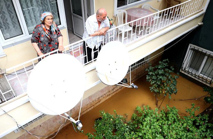 Sağanak, İstanbul'da bazı ev ve araçlarda hasara neden oldu G2