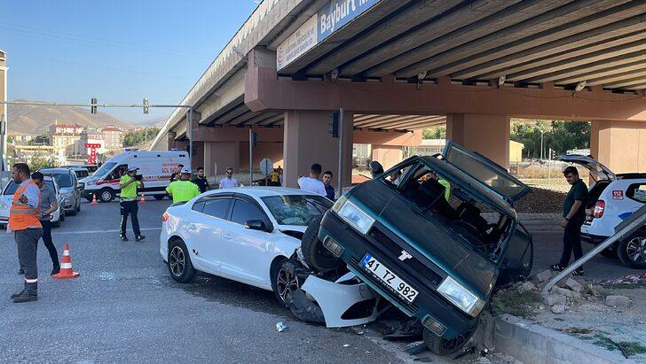 Bayburt'ta iki aracın çarpıştığı kazada 1 kişi yaralandı G3