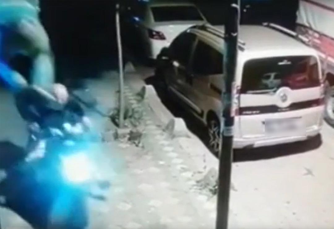 B&ouml;ylesi g&ouml;r&uuml;lmedi: Bir anda &uuml;zerine u&ccedil;tu! Hırsızlık yapmak istedi, neye uğradığını şaşırdı