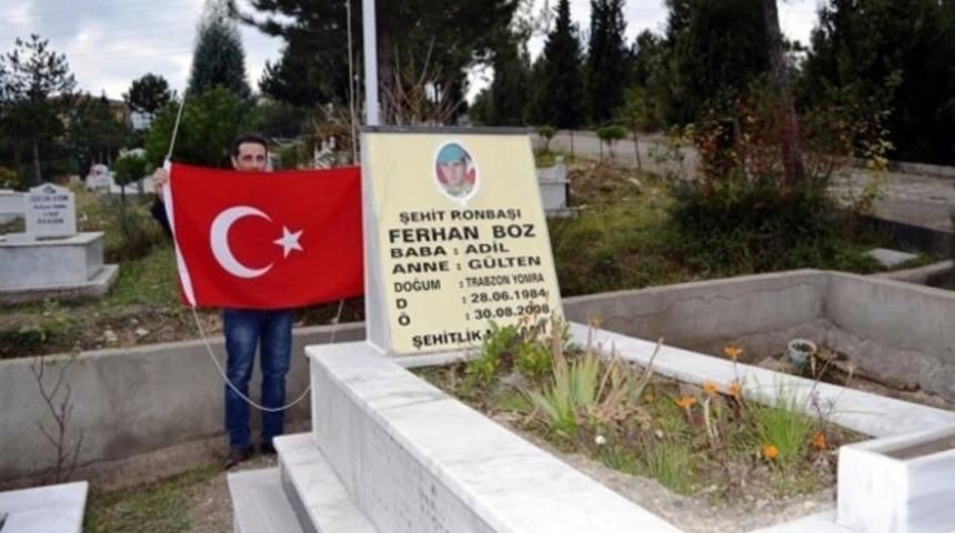 Şehidin mezarındaki bayrağı ikinci kez çaldılar