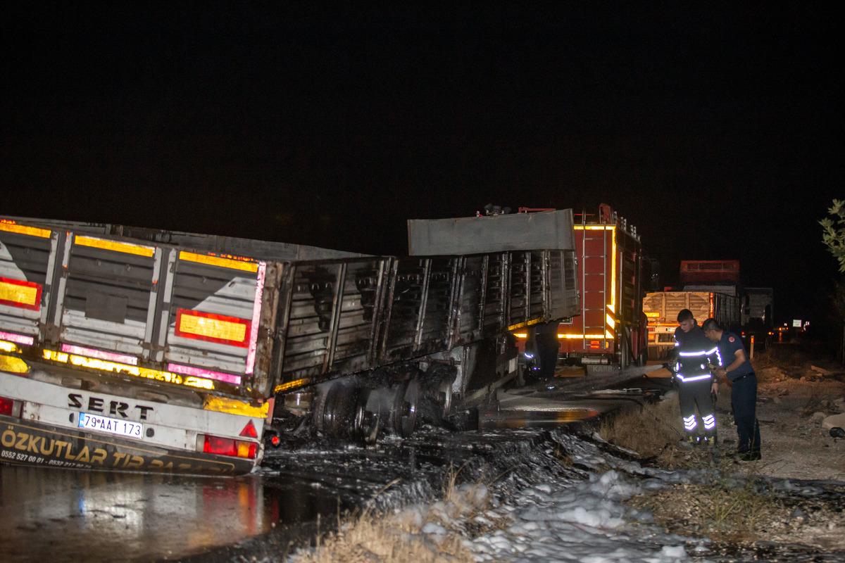 Hatay'da seyir halindeki tırda &ccedil;ıkan yangın hasara yol a&ccedil;tı