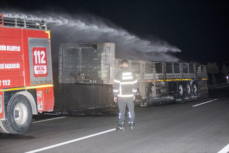Hatay'da seyir halindeki tırda çıkan yangın hasara yol açtı G5