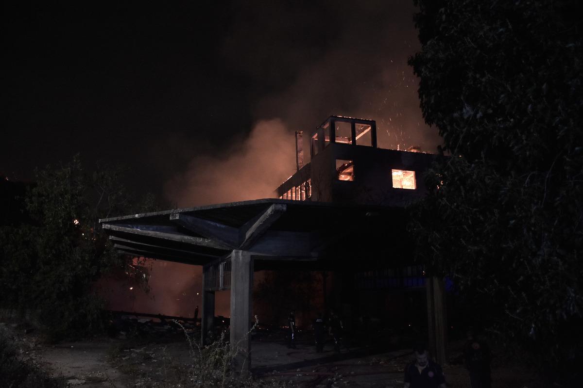 Bursa'da eski ipek fabrikasında &ccedil;ıkıp evlere sı&ccedil;rayan yangın s&ouml;nd&uuml;r&uuml;ld&uuml;