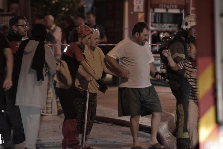 Bursa'da eski ipek fabrikasında çıkıp evlere sıçrayan yangın söndürüldü G3