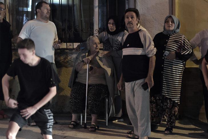 Bursa'da eski ipek fabrikasında çıkıp evlere sıçrayan yangın söndürüldü G4