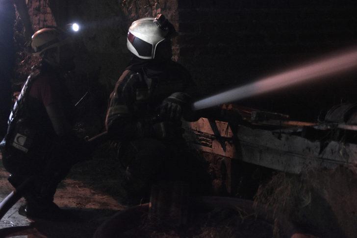 Bursa'da eski ipek fabrikasında çıkıp evlere sıçrayan yangın söndürüldü G5