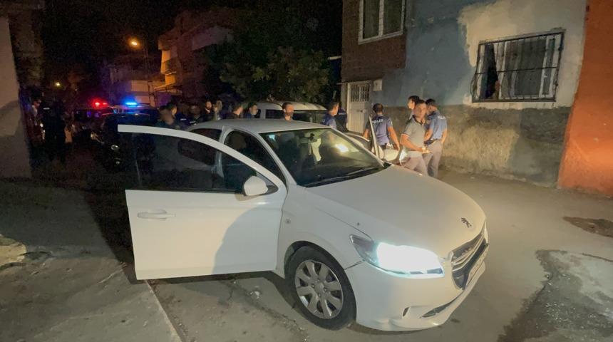 Adana'da polisten kaçmaya çalışan 3 şüpheli kovalamacayla yakalandı