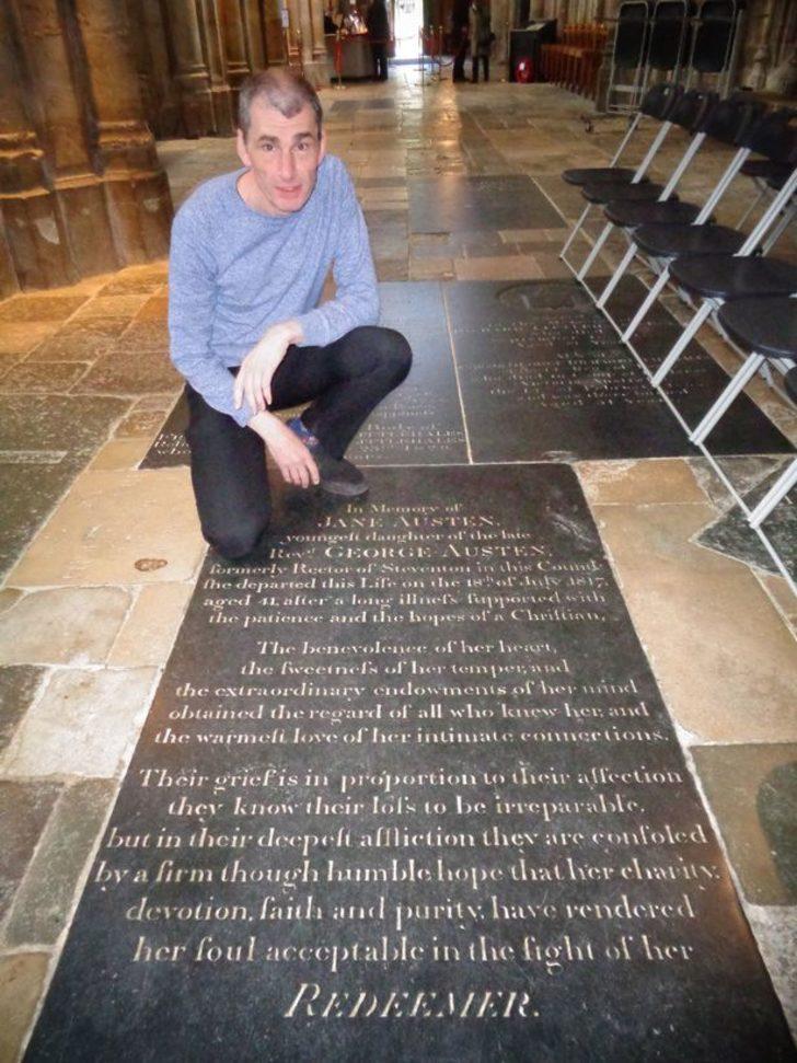 Adım adım geziyor! Tarihe damga vuran isimlerin mezarlarını görmek için servet harcadı G1