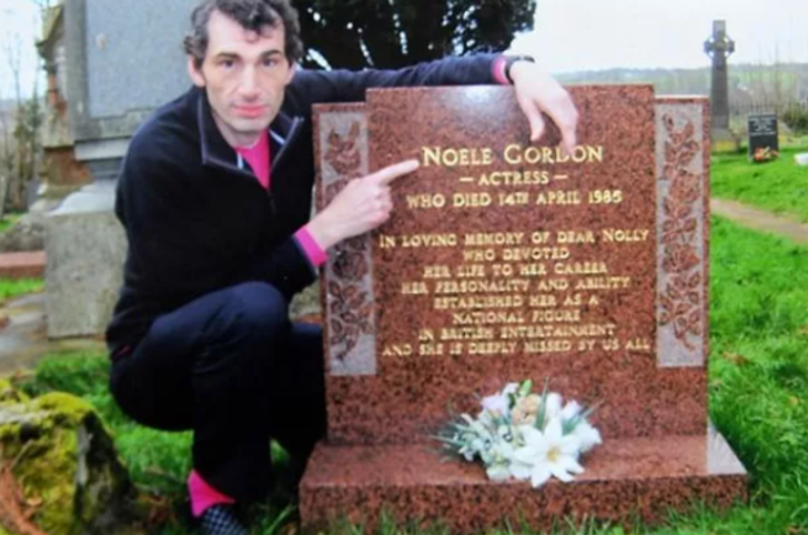 Adım adım geziyor! Tarihe damga vuran isimlerin mezarlarını görmek için servet harcadı G3