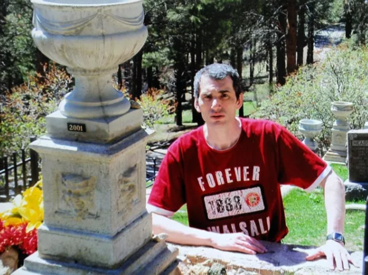 Adım adım geziyor! Tarihe damga vuran isimlerin mezarlarını görmek için servet harcadı G4