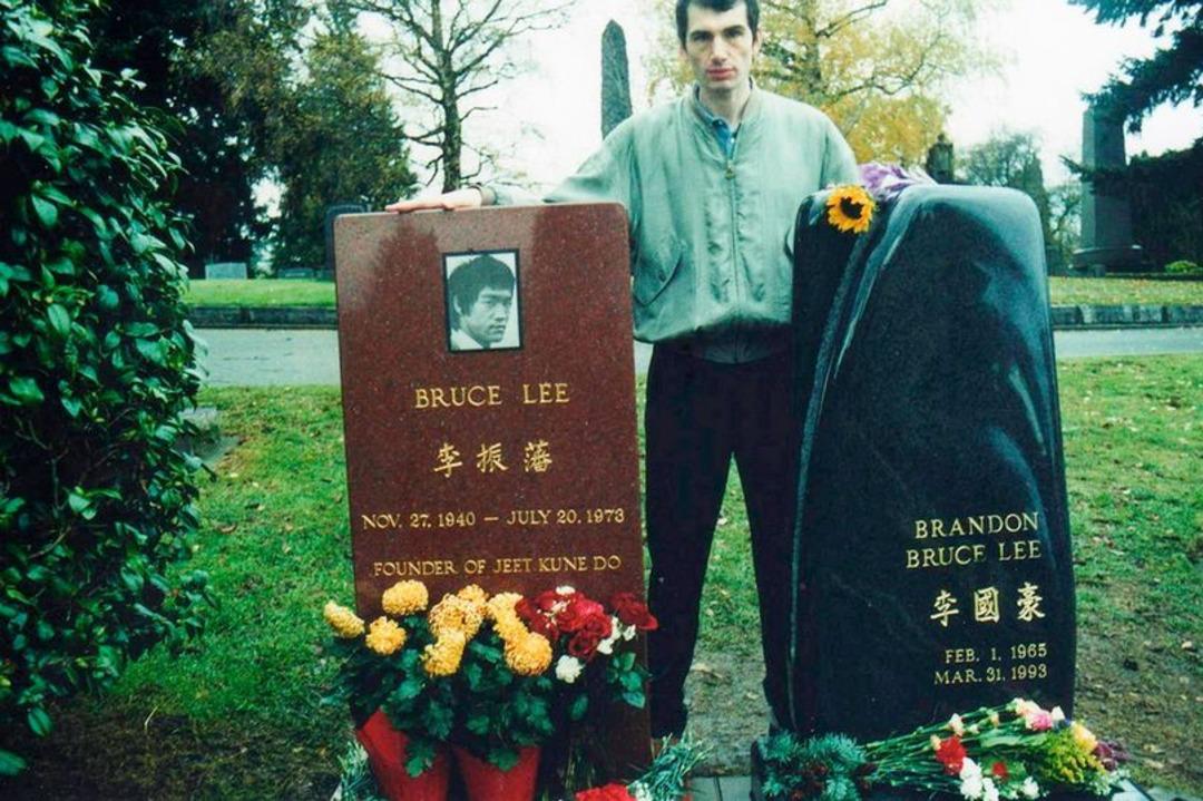 Adım adım geziyor! Tarihe damga vuran isimlerin mezarlarını g&ouml;rmek i&ccedil;in servet harcadı