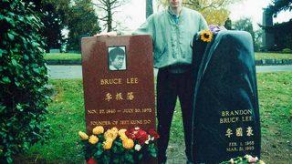 Adım adım geziyor! Tarihe damga vuran isimlerin mezarlarını görmek için servet harcadı