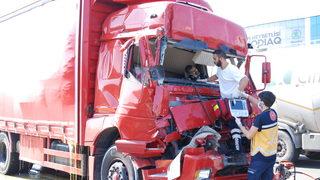 Sultanbeyli'de iki kamyonun çarpıştığı kazada 1 kişi öldü, 2 kişi yaralandı