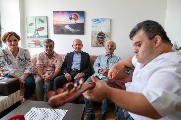 CHP Genel Başkanı Kılıçdaroğlu'ndan down sendromlu bağlama sanatçısı Çağatay Aras'a ziyaret G5