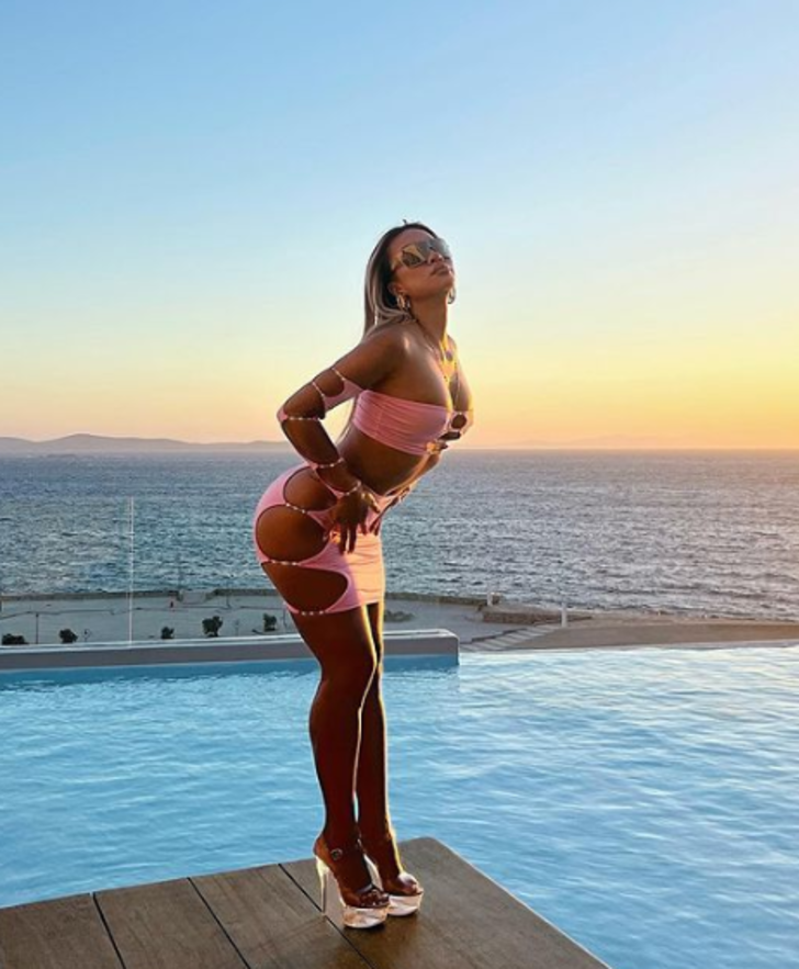 Sosyal medya fenomeni Loan Love, dekolteli elbisesiyle sosyal medyanın sınırlarını zorladı G1