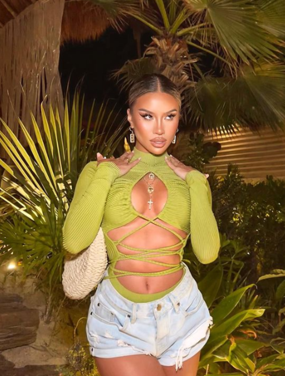 Sosyal medya fenomeni Loan Love, dekolteli elbisesiyle sosyal medyanın sınırlarını zorladı