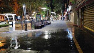 Böylesi görülmedi... 5 metrekarelik alana yağan yağmur şaşkına çevirdi! 'Boru patladı sandık'