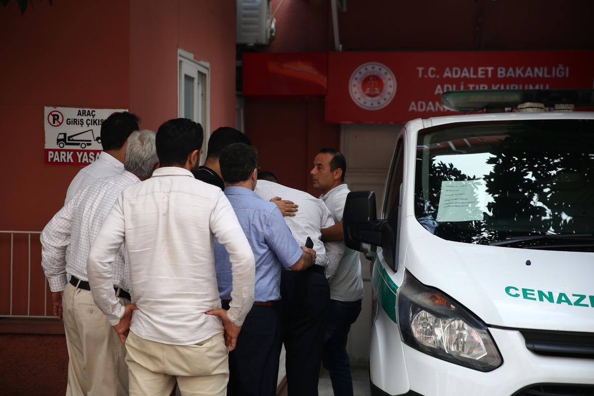 Adana'da bırakıldığı otomobilde hayatını kaybeden &ccedil;ocuğun cenazesi ailesine verildi