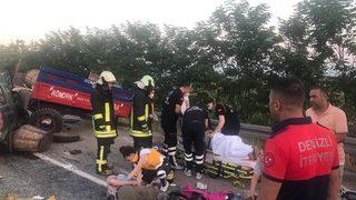 Denizli'de traktör ile kamyonetin çarpışması sonucu 11 kişi yaralandı