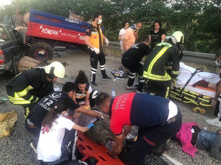 Denizli'de traktör ile kamyonetin çarpışması sonucu 11 kişi yaralandı G4