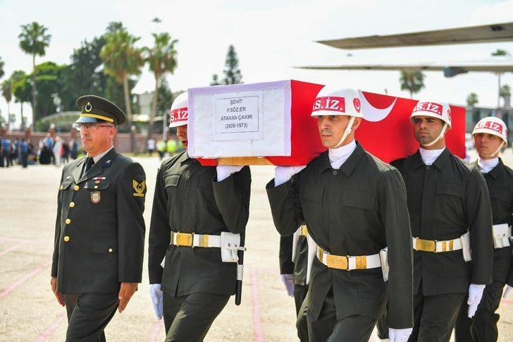 Hakkari'de şehit olan askerin cenazesi hava yoluyla Adana'ya getirildi G2
