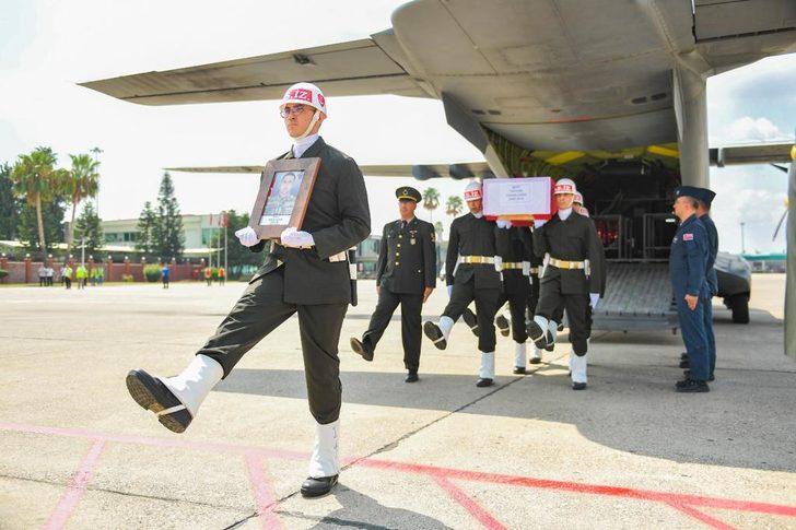 Hakkari'de şehit olan askerin cenazesi hava yoluyla Adana'ya getirildi G3