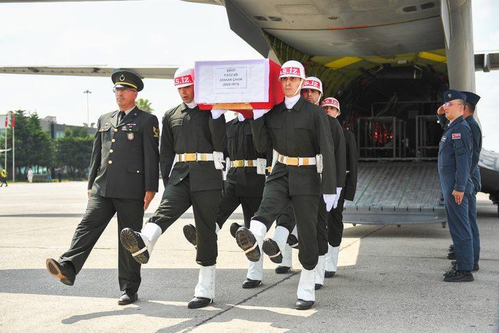 Hakkari'de şehit olan askerin cenazesi hava yoluyla Adana'ya getirildi G4