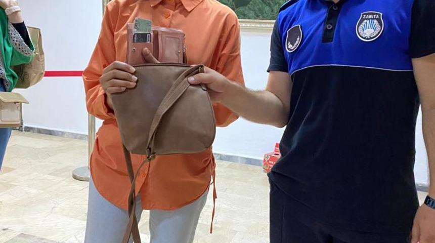 Rize'de zabıta memurunun bulduğu para dolu çanta Ürdünlü sahibine ulaştırıldı