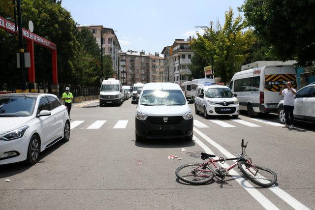 Sivas'ta hafif ticari aracın çarptığı bisikletli çocuk yaralandı
