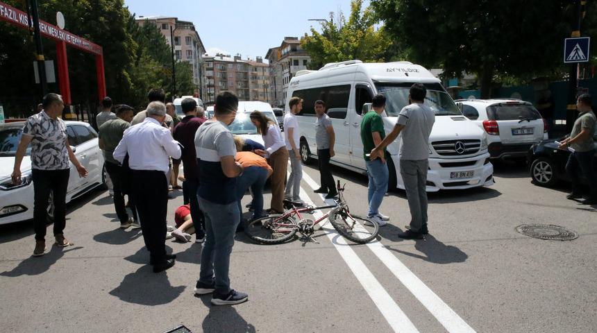 Sivas'ta hafif ticari aracın çarptığı bisikletli çocuk yaralandı