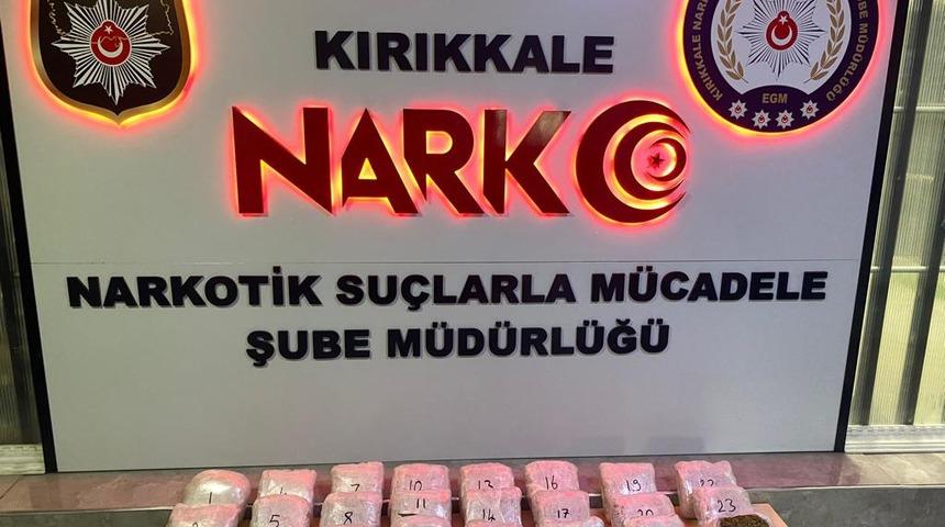 Kırıkkale'de kargo aracında 13 kilo 800 gram esrar bulundu