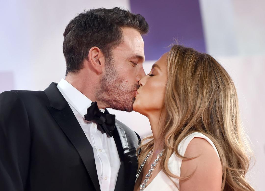 Jennifer Lopez ve Ben Affleck &uuml;&ccedil; g&uuml;n &uuml;&ccedil; gece s&uuml;recek d&uuml;ğ&uuml;nlerine hazırlanıyor