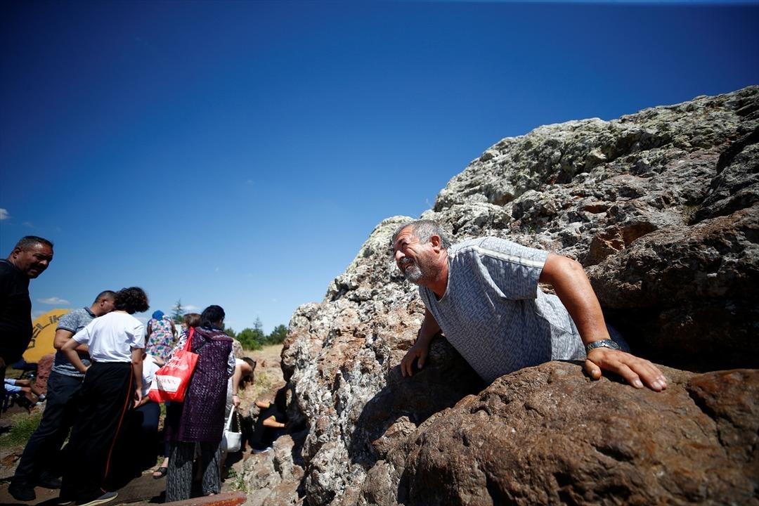Hacıbektaş'ta "delikli taş"a ziyaret&ccedil;i akını... G&uuml;nahı olanların ge&ccedil;emeyeceğine inanılıyor
