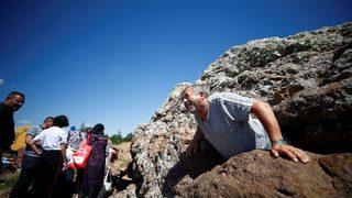 Hacıbektaş'ta delikli taşa ziyaretçi akını... Günahı olanların geçemeyeceğine inanılıyor