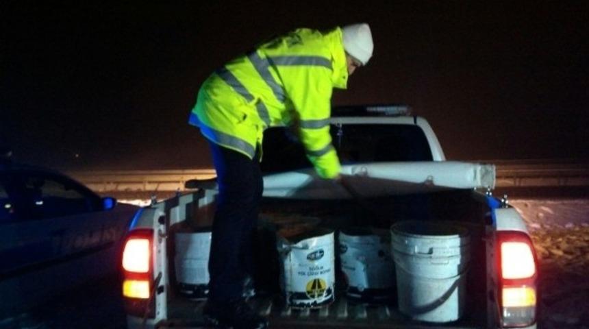 Osmaneli’de yolun buzlanması sebebiyle 4 araç kaza yaptı