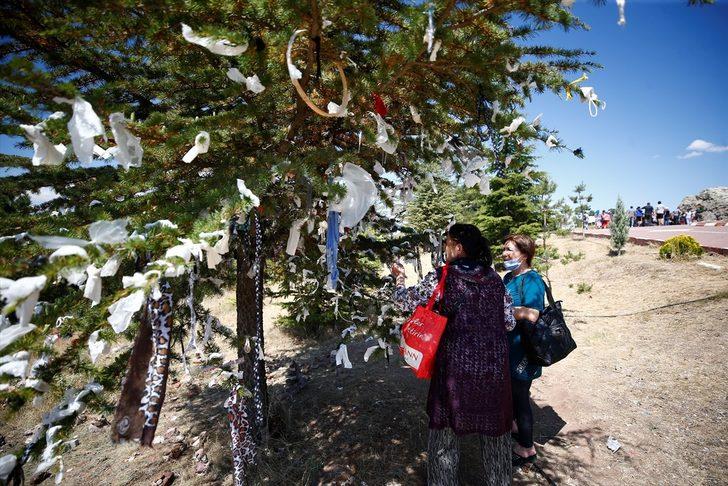 Hacıbektaş'ta "delikli taş"a ziyaretçi akını... Günahı olanların geçemeyeceğine inanılıyor G3