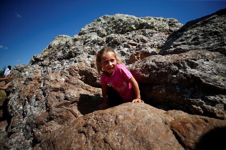 Hacıbektaş'ta "delikli taş"a ziyaretçi akını... Günahı olanların geçemeyeceğine inanılıyor G4