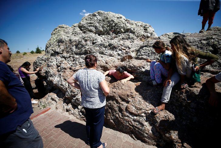 Hacıbektaş'ta "delikli taş"a ziyaretçi akını... Günahı olanların geçemeyeceğine inanılıyor G5