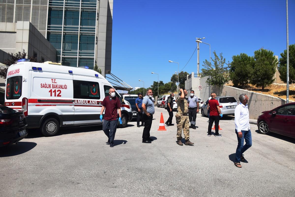 Şanlıurfa Valisi Salih Ayhan, Birecik il&ccedil;esindeki &Ccedil;i&ccedil;ekalan Hudut Karakolu'na d&uuml;zenlenen saldırıda 1 askerin şehit olduğunu, 4 askerin yaralandığını a&ccedil;ıkladı.