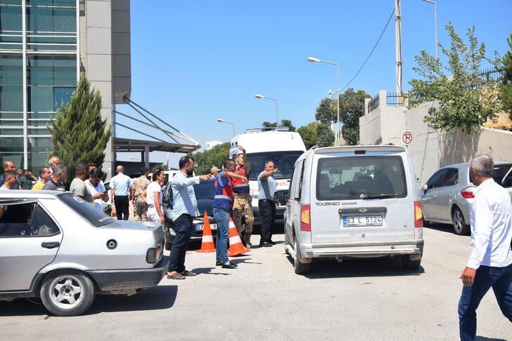 Şanlıurfa Valisi Salih Ayhan, Birecik ilçesindeki Çiçekalan Hudut Karakolu'na düzenlenen saldırıda 1 askerin şehit olduğunu, 4 askerin yaralandığını açıkladı. G5