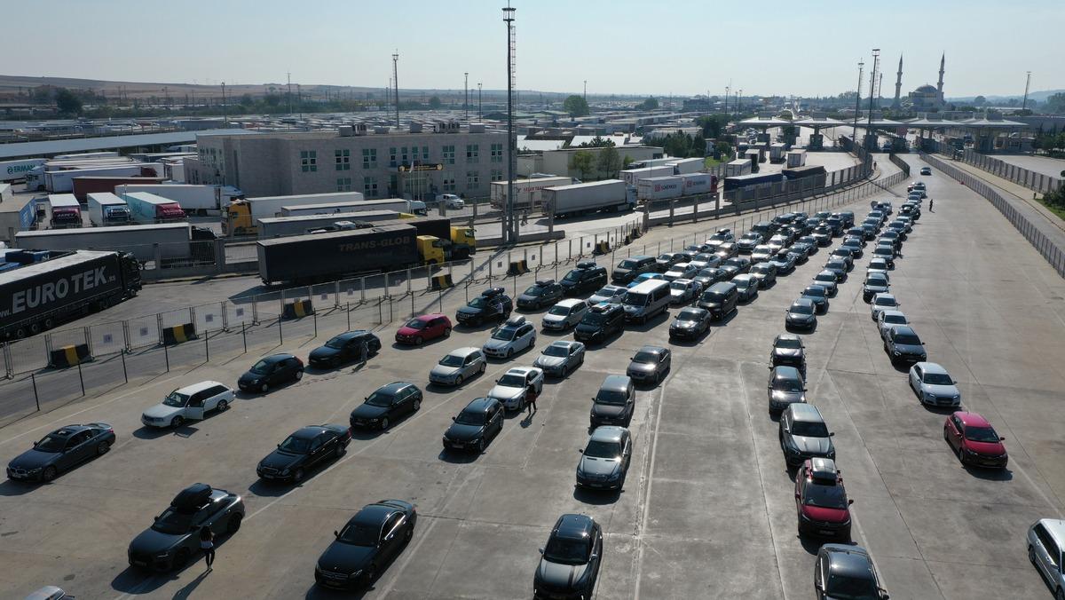 İznini tamamlayan gurbet&ccedil;ilerin "h&uuml;z&uuml;nl&uuml; d&ouml;n&uuml;ş yolculuğu" s&uuml;r&uuml;yor