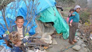 Bir çadırda 8 kişilik aile