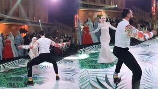 Müziğin ritmine kendisini fazla kaptırdı! Damadın düğün dansı davetlileri gülümsetti