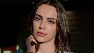 Oyuncu Yağmur Tanrısevsin pozuyla dikkat çekti! Sadece ceket mi giydin?